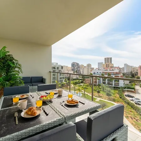 Apartment Oasis Mar 2 Bdr W/ Pool By Lovelystay *